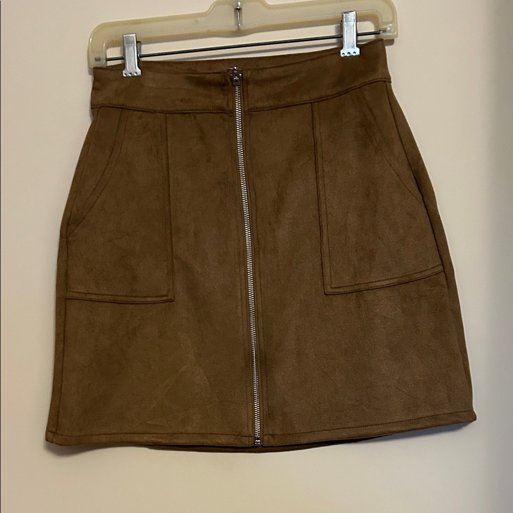 Maurice’s suede look polyester zip front pocketed mini skirt like new size 2